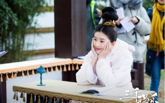 赵露思新剧《三千鸦杀》即将播出,剧中谁是高颜值一眼