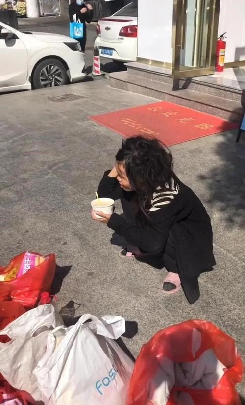 人心险恶流浪在东莞街头的云南女子衣衫不整贴身衣物丢失