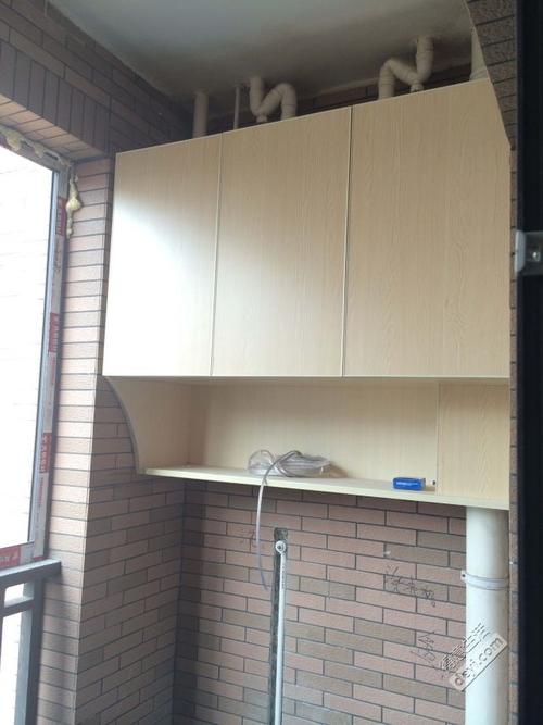 阳台吊柜,下面放洗衣机和拖把池