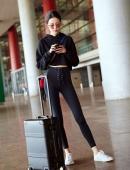 李溪芮黑色套装机场照高清图片
