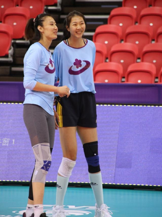 袁心玥穿上天津女排的训练服:领口大,袖子肥,背着手像