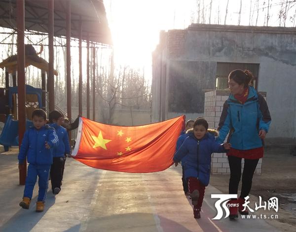 11月5日,在叶城县萨依巴格乡乌依拉开尼提"双语"幼儿园,学生们在参加