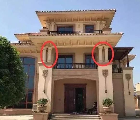 农村自建房,门前的两根罗马柱设计多宽为好?建不号就会很土!