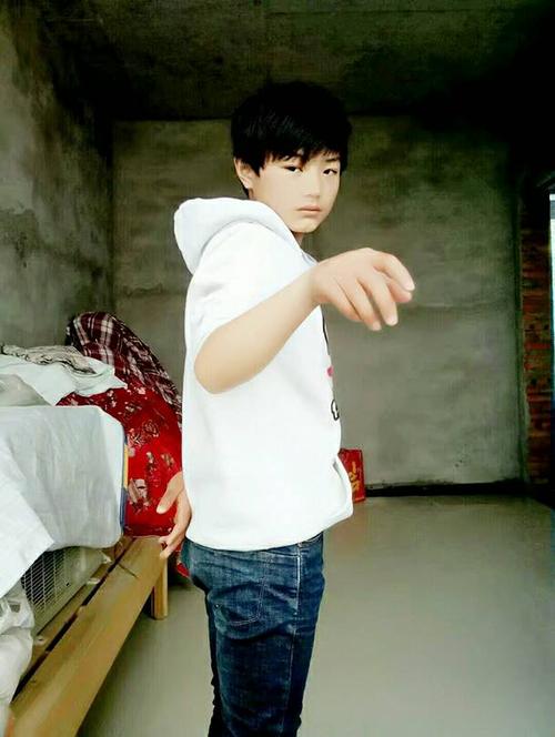 有没有15岁左右的男孩自拍