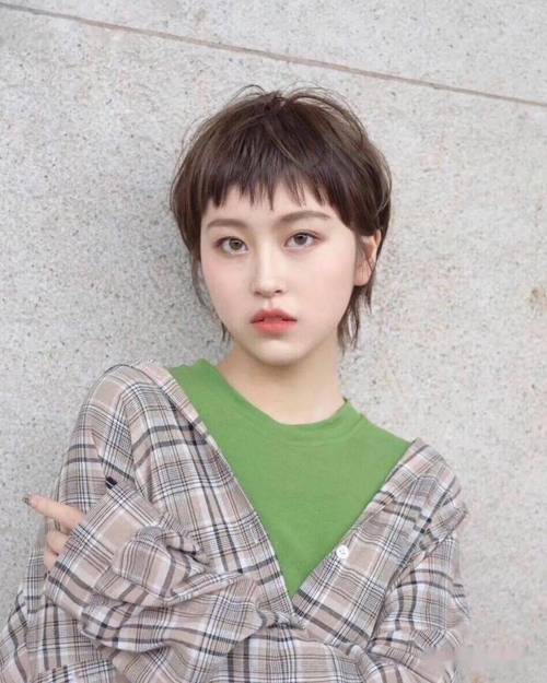 话说回来,剪了怎样都好搭配长发,则有一种安静细腻的气质"狗啃头"短发