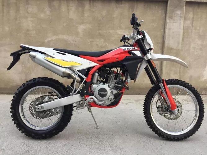 胡斯瓦纳,swm300越野摩托车,买的大贸全新48000 ,1000公里,和新车一