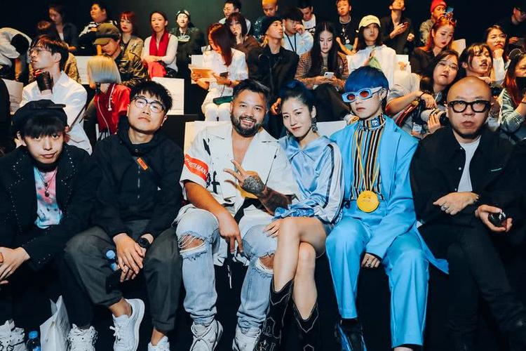 沙漠五子丁飞俊,周昊天,文婕受邀观看三场品牌大秀,此外,声闻聚将艺人