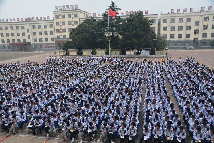 包屯高中举行新学期安全卫生纪律学习教育会