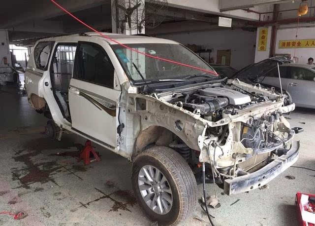 看一眼普拉多整体的车架子,发动机舱是完完整整的,防撞梁也如此的厚实