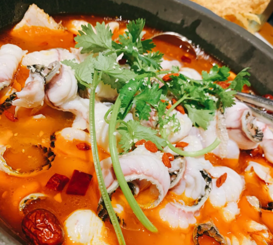 石锅鱼火锅黑鱼牛羊双拼包心鱼丸各种时蔬美味待你而来体验鲜的滋味