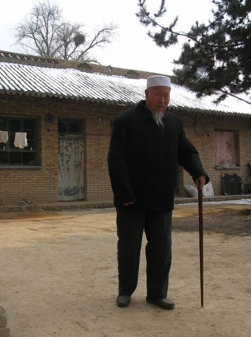 走路一瘸一拐的