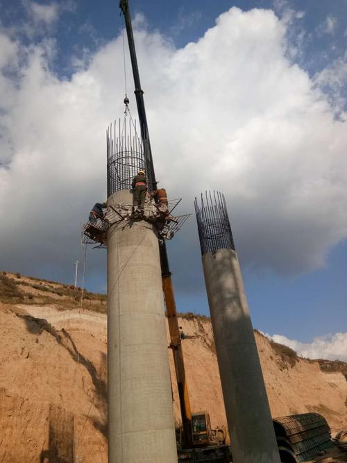 吊沟大桥2#左幅第一节墩柱安装抱箍