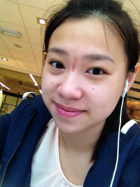 她额头为什么有红色的?