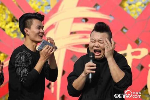 主持人付玉龙,刘刚,来自塞拉利昂的国际友人玛丽亚,俄罗斯的妮卡和