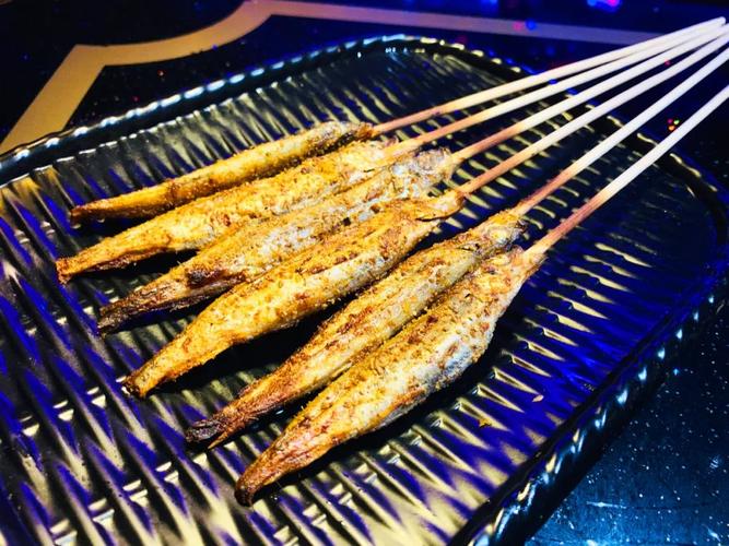 烧烤套餐:生蚝 中翅 牛肉丸 羊肉串 多春鱼 牛筋 培根金针菇 肉末茄子