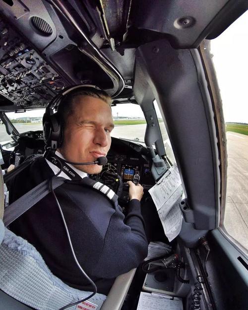 制服诱惑 | 在instagram上爆红的荷兰飞机驾驶员