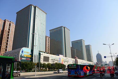 图为怀特商业广场外景.
