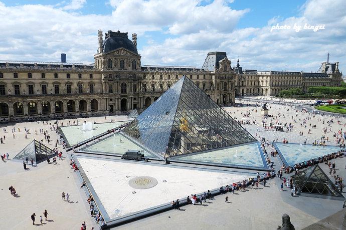 55,从高处俯瞰卢浮宫中间的金字塔广场