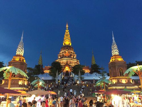 去西双版纳必逛"星光夜市",傣式风情浓郁,夜晚美女云集