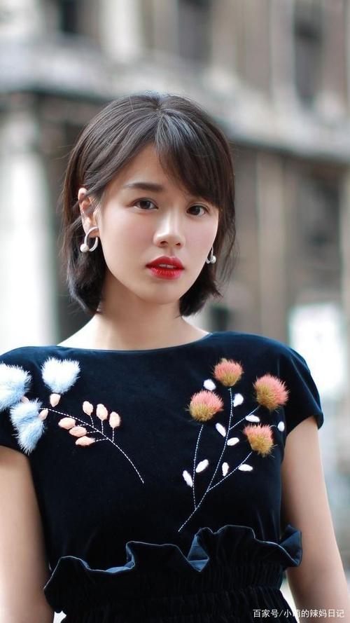 40岁女人别再留齐刘海了,今年流行5种"发型",谁剪谁