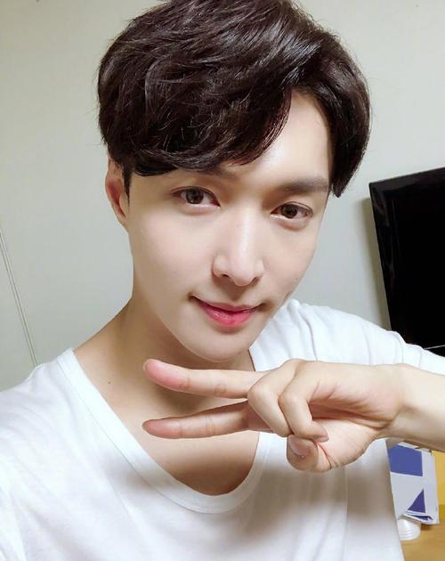 你有没有被他帅到?男生可爱起来简直太软萌