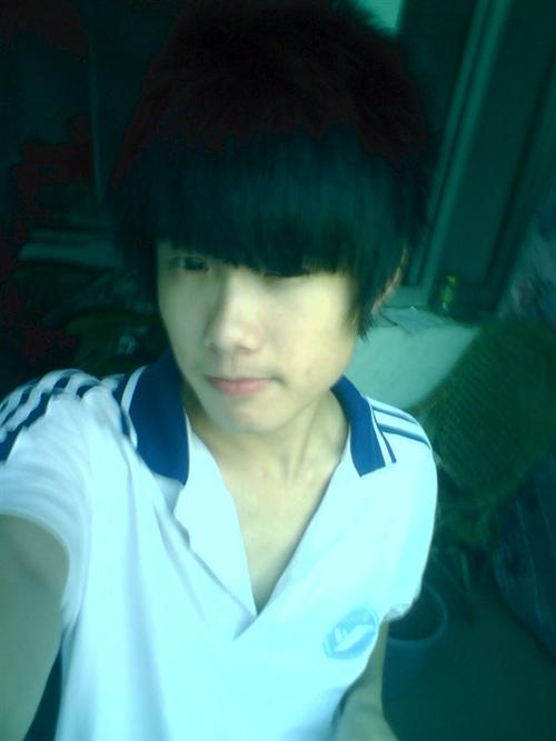 男学生穿蓝色校服,挺帅的有点坏坏的感觉,头发大概是齐头帘,求图片