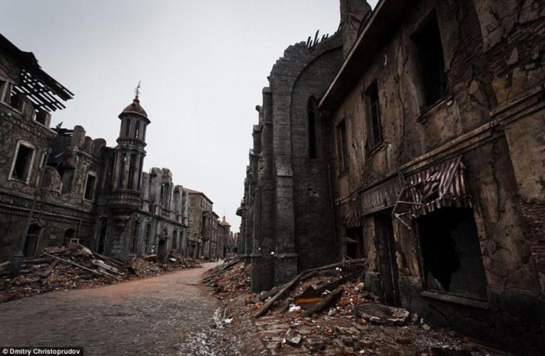 两种世界:一面高楼大厦 一面阴森鬼城(组图)