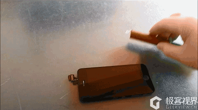 5.等待干燥,屏幕修补完成,修补完后用锤子砸还非常坚固.