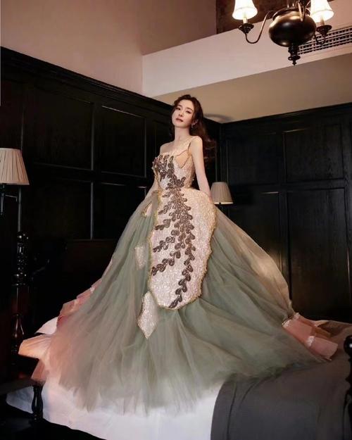 杨幂#杨幂超话 杨幂身穿 viktor&rolf 高定礼服亮相湖南卫视跨年晚会
