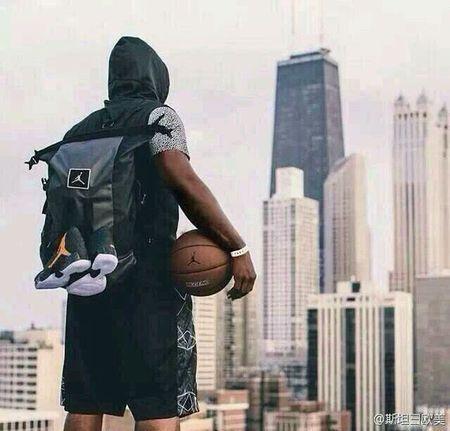 有没有一个头像是一个篮球男背着书包书包上挂着球鞋求图片