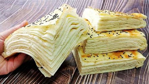 本期导读:发面千层饼的做法,不用改刀,叠一叠轻松15层,层层分明外酥里