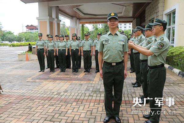医疗二队举行新式"中国人民解放军联勤保障部队"胸标臂章佩戴仪式