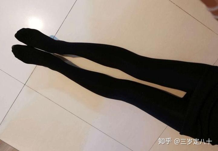 jk制服冬天是穿黑色打底裤好看还是肉色好看呀?