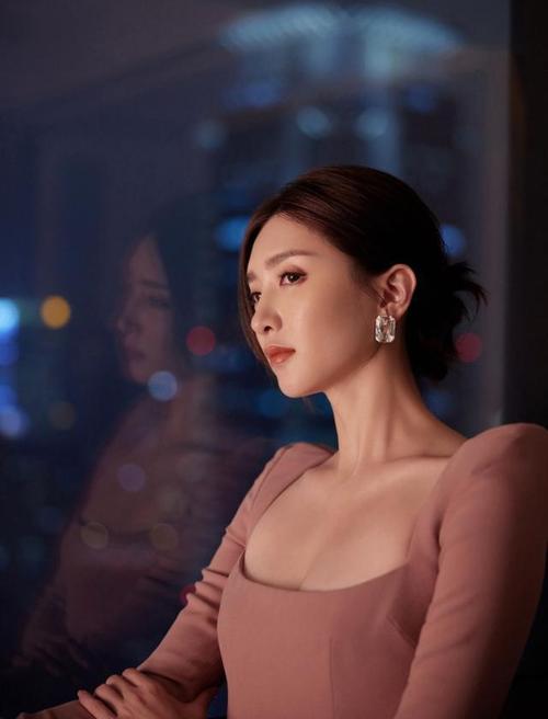 江疏影有料就是自信穿裸色紧身裙曲线惊艳大领口抢走焦点