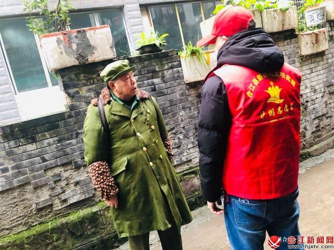 记住这个穿军大衣的大爷!