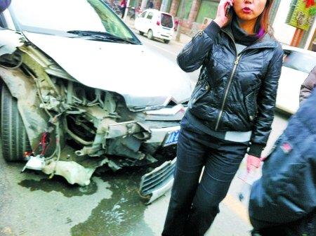 撞上1车拐过路口又撞2车女司机称刹车失灵