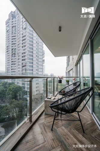 有了烘干机就不需要晾晒了, 大阳台在玻璃栏杆的装饰下