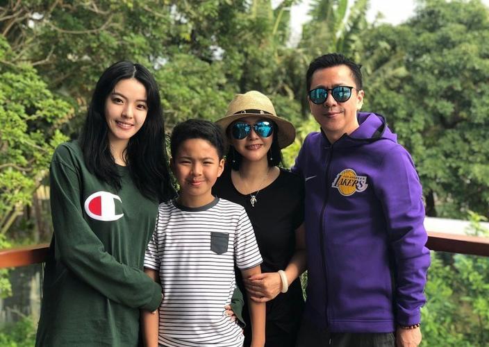 20岁华谊小公主又双叒变脸了?一家四口合照暴露真实颜值