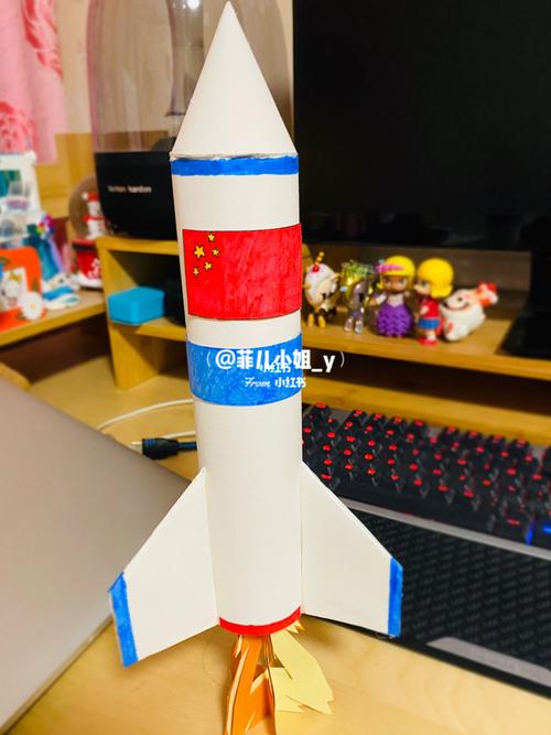 10月份的班级主题活动是遨游太空,老师布置了手工作业:制作神舟飞船