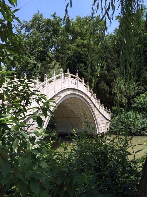 景色不错,有山有水有桥有亭子,古迹不少,适合慢慢的逛,如果能像杭州