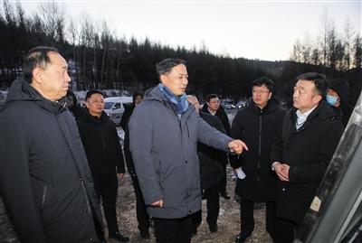 12月18日,省委常委,市委书记卢东亮在左云县三屯乡五路山实地察看