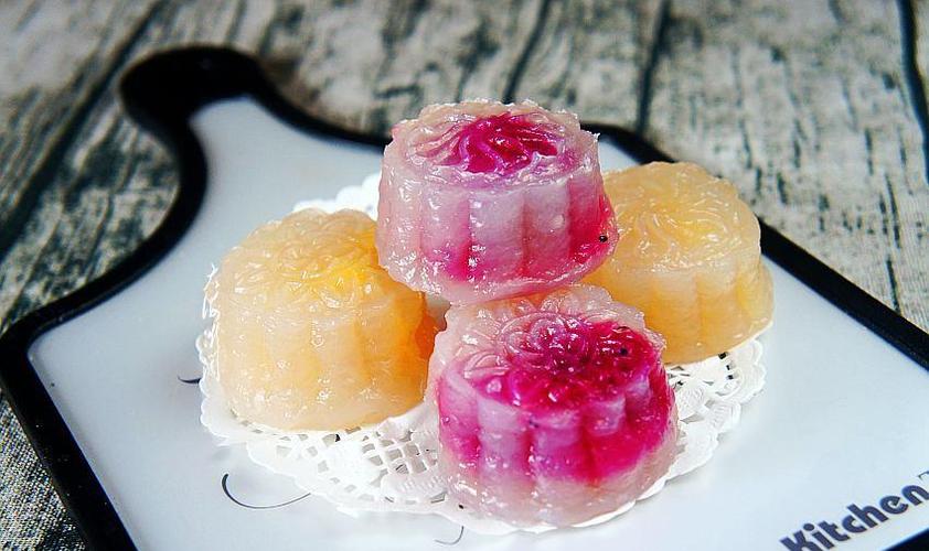 出锅装盘,这颜色看着特漂亮吧,喜庆,包什么颜色的水果,水晶月饼就呈现