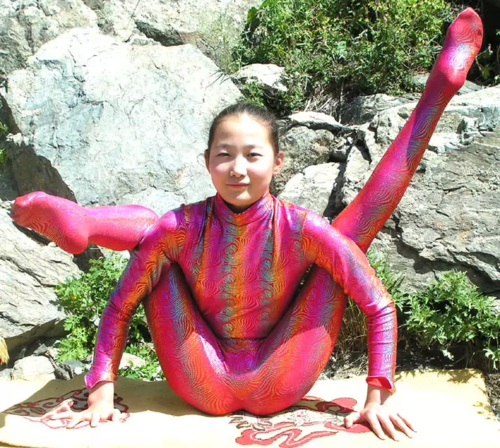 谁有这个女孩的软功图集,贡献一下,谢谢.