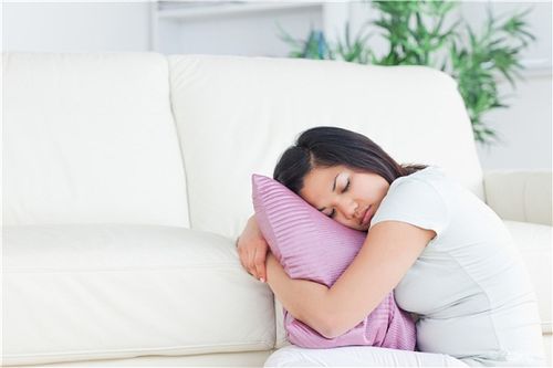 女人_睡觉_拿着_枕头_图片大全—全景创意图库(.com).