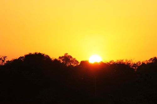 我们走到哪拍到哪,拍了不少,最得意的是一组夕阳落山的照片.