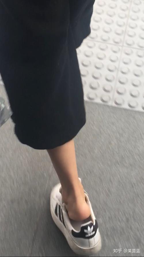 现在女孩子穿运动鞋,  板鞋都不穿袜子了,随处可见,为了时尚 好搭衣服