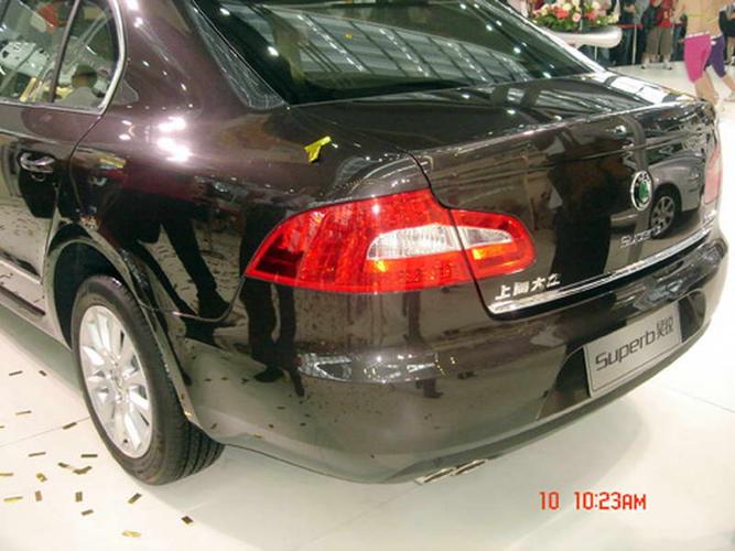 上海大众的一款车,不知道具体是哪一款,也不知道价格,是深褐色的,求