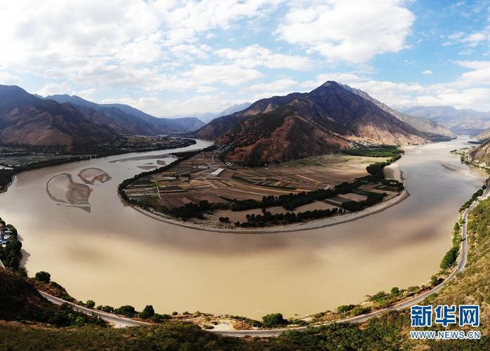 鸟瞰"长江第一湾"