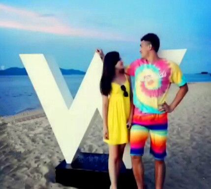 郭艾伦女友微博大秀恩爱 海滩边浪漫偎依深情对视