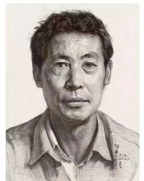 素描人物半身像1,头部的刻画与头像写生基本一致,所不同的是半身人像